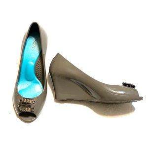 Okab wedge gray peep toe, jeweled heels - 8.5